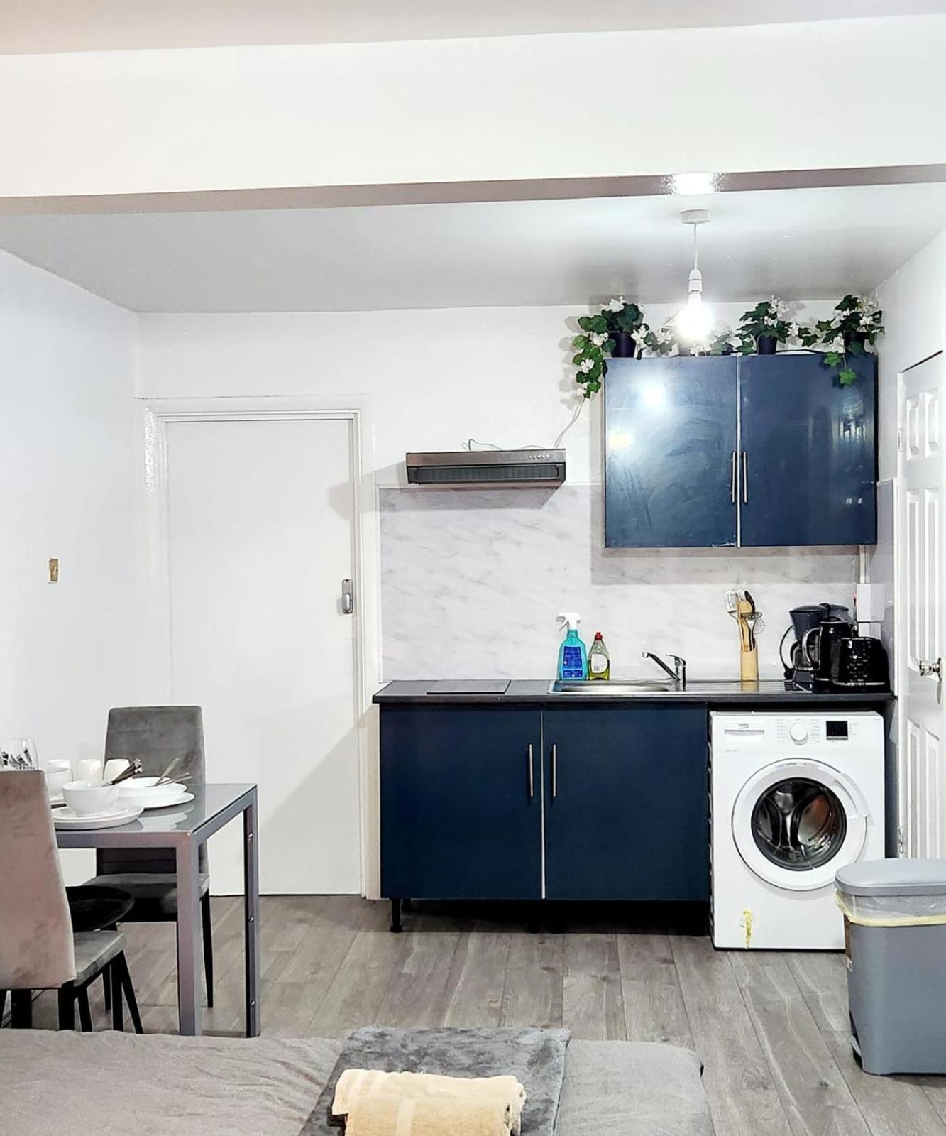 New Deluxe Studio Apt-2 London Ruang foto